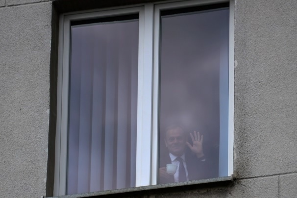 Tusk przed oknem prokuratury. Fot. PAP