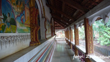Na zewnątrz świątyni Dai