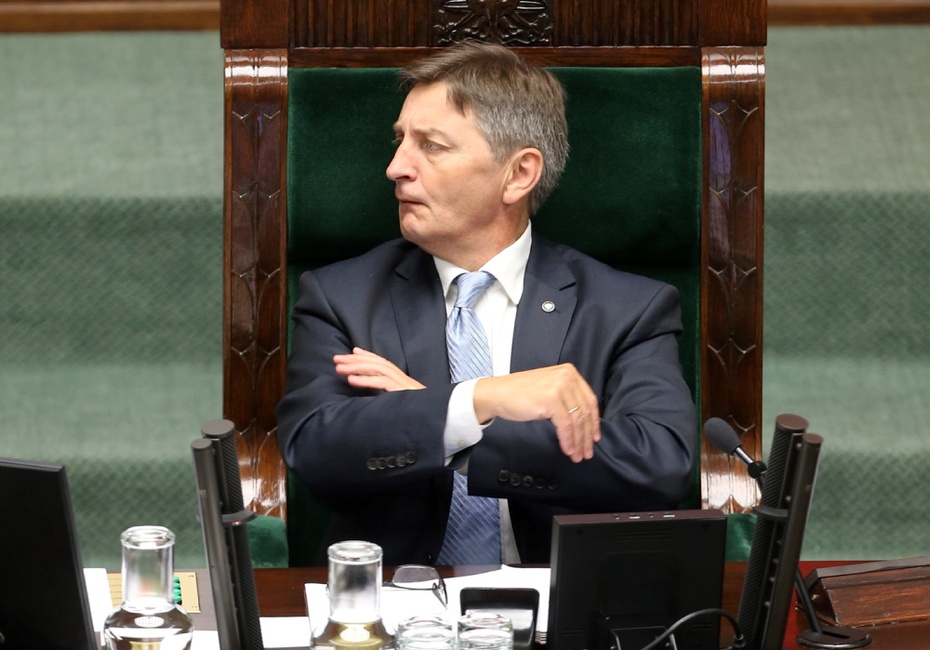 I niech nikt nie mówi, że kurczowo trzymam sie fotela marszałka Sejmu! / Fot. Google