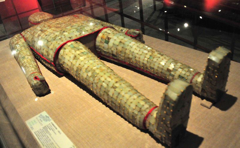 Nefrytowa zbroja pośmiertna chińskiego księcia Liu Cheng z 113r p.n.e.