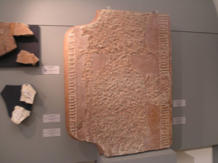 w bibliotece. Fragment płyty nagrobnej jednego z opatów zniszczonej po wejściu Turków...