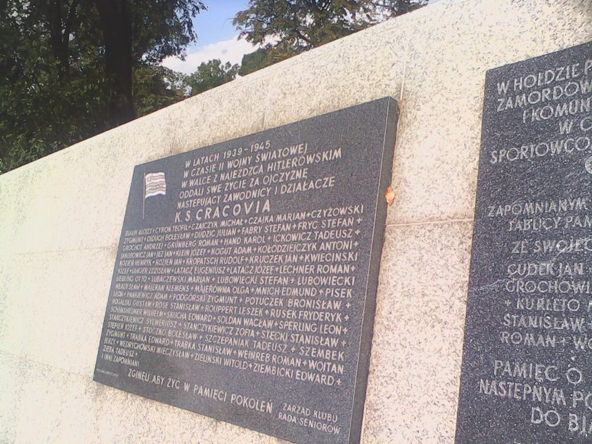 Na tablicy upamietnieni zawodnicy i dzialacze Cracovii,ktorzy zgineli w 2 wojnie swiatowej.Tablica z lat 80 XX wieku.