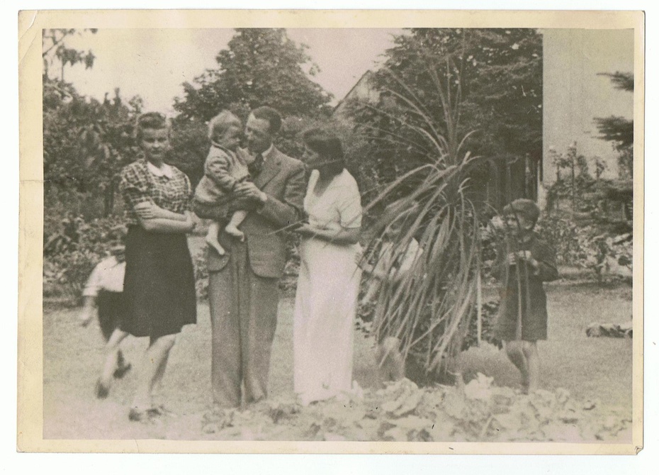Rok 1945. Nasz dom rodzinny. Autor notki na rękach Ojca. Mama w białej sukni. Pierwsza z lewej moja niania.