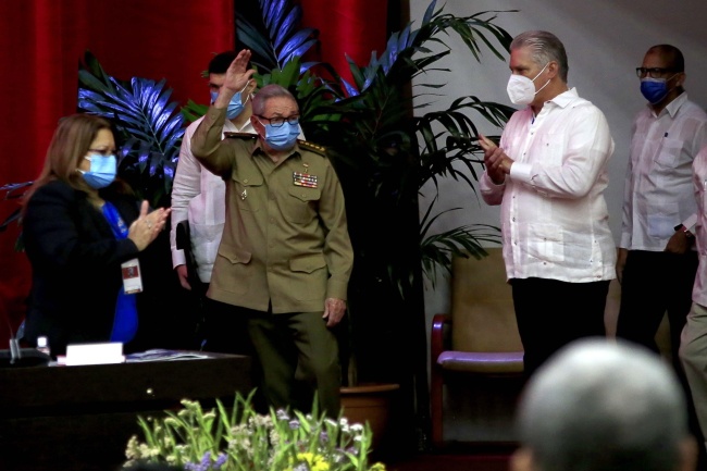 Kubański dyktator Raul Castro (L). Fot. PAP/EPA/ARIEL LEY ROYERO