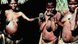 Kanibale z lat 60 tu na zdjęciu przykład uczty członków jednego z plemion w Papui Nowej Gwine.
Zdjęcie wykonano w 1961 roku