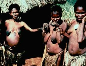 Kanibale z lat 60 tu na zdjęciu przykład uczty członków jednego z plemion w Papui Nowej Gwine.
Zdjęcie wykonano w 1961 roku