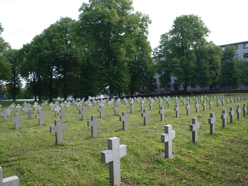 Grodno. Cmentarz wojskowy. Skromne krzyże polskich żołnierzy