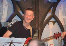 Doug Boyl- gitara akustyczna i gitara elektryczna, grał z Robertem Plantem i w zespole progresywnego rocka Caravan