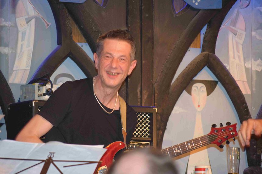 Doug Boyl- gitara akustyczna i gitara elektryczna, grał z Robertem Plantem i w zespole progresywnego rocka Caravan
