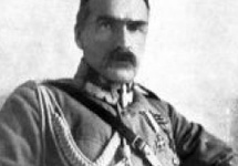 Józef Piłsudski, przejął władzę nad Polakami uzyskując powszechną tego ich aprobatę