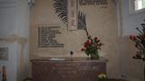 Nowogródek. Miejsce we wnętrzu kościoła upamiętniające 11 męczennic - sióstr niepokalanek zgładzonych przez Niemców w 1943 roku