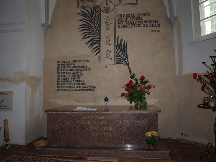 Nowogródek. Miejsce we wnętrzu kościoła upamiętniające 11 męczennic - sióstr niepokalanek zgładzonych przez Niemców w 1943 roku