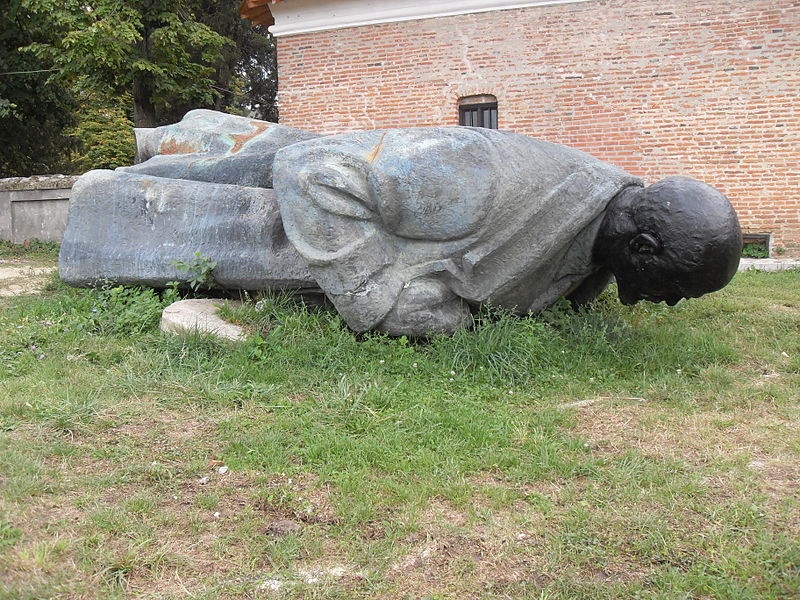 Fallen statue of Lenin.JPG, źródło: Wikimedia commons