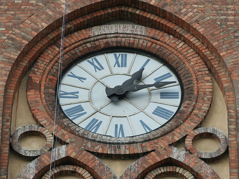 Kosciol sw. Stanislawa Biskupa Meczennika w Warszawie - zegar na wiezy.jpg, źródło: Wikimedia commons