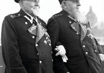 Dwaj z kilku ostatnich powstańców: Antoni Suss (1844+1946) i Władysław Mamert Wandalli (1845+1942)