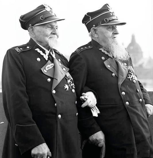 Dwaj z kilku ostatnich powstańców: Antoni Suss (1844+1946) i Władysław Mamert Wandalli (1845+1942)