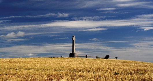 Krzyż i pomnik upamiętniający poległych na Flodden Fields