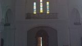 światło wkrada się do wnętrza kaplicy
