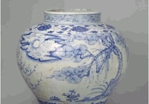 Biało-niebieska waza ze wzorem sosny, bambusa i gałązek Prunus. Era Zhengtong (1435 – 1449 r.) dynastii Ming