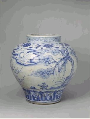 Biało-niebieska waza ze wzorem sosny, bambusa i gałązek Prunus. Era Zhengtong (1435 – 1449 r.) dynastii Ming