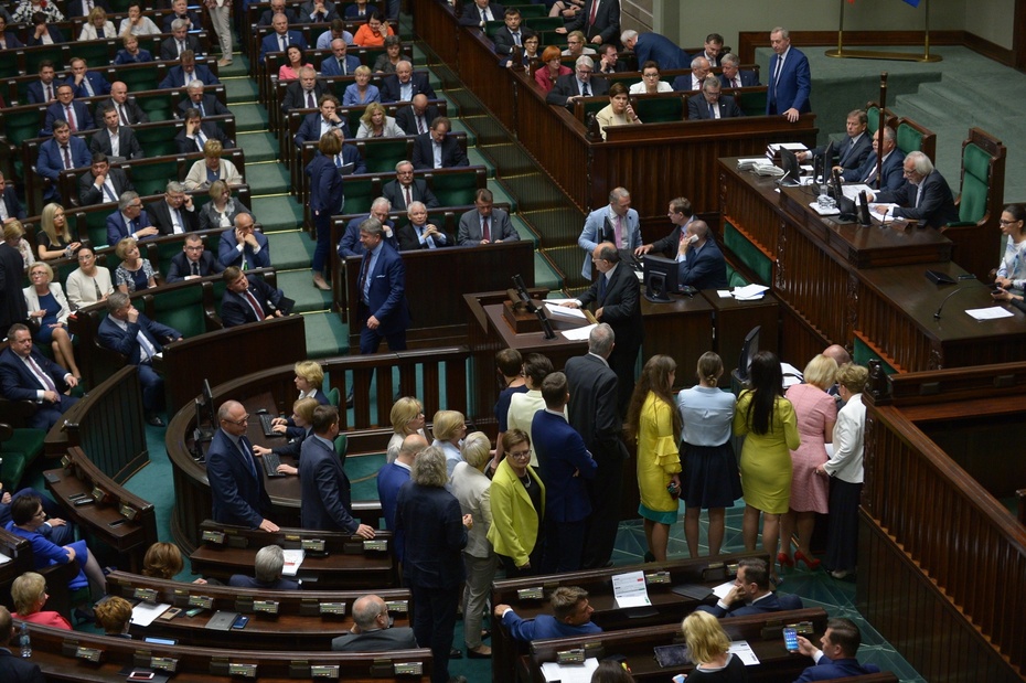 Posiedzenie Sejmu, podczas którego zdecydowano o czytaniu projektu ustawy o SN, fot. PAP/Marcin Obara