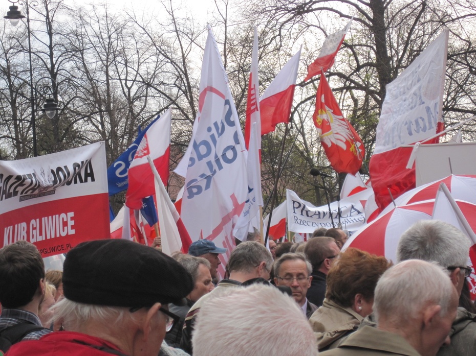 Transparenty PiS-u, Solidarnej Polski i Prawicy Rzeczpospolitej obok siebie