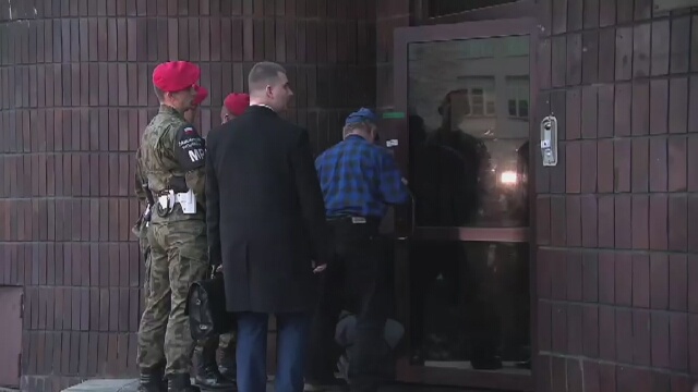 Wejście Misiewicza do siedziby CEK NATO, fot. TVN24/kadr z filmu