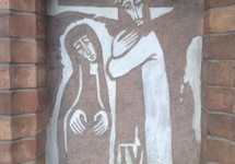 Czerwińsk, Droga krzyżowa, stacja 4, Jezus spotyka Matkę. Autor ks. prof. Tadeusza Furdyna, technika sgraffito