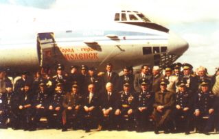 Ił-76 na lotnisku Smoleńsk-Siewiernyj po nadaniu imienia "Smoleńsk-Miasto-Bohater" maj 2000).Piloci i dowódcy jednostki Smoleńsk