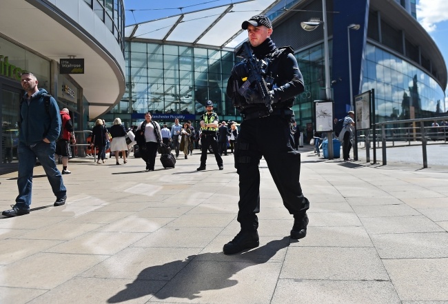 Policja zarzymała podejrzanego o atak w Manchesterze. fot.  PAP/EPA/ANDY RAIN