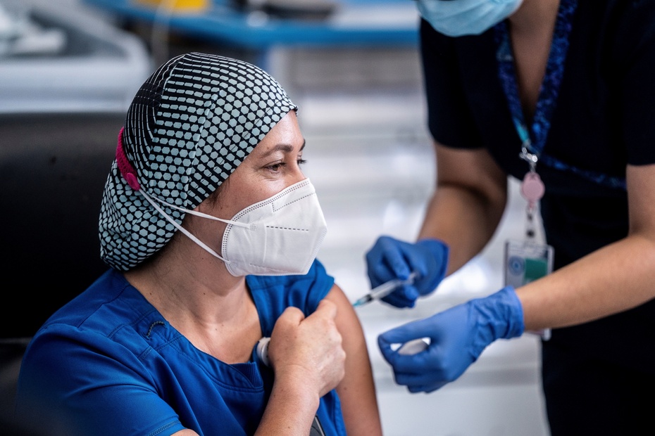 Wkrótce ruszą szczepienia na koronawirusa w Polsce. Fot. PAP/EPA