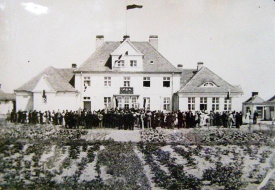 w 1937 wybudowano polska szkołę