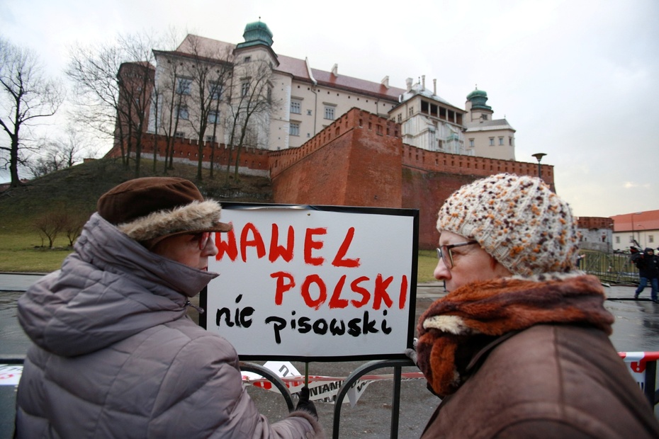 Zebrani protestowali przeciwko upolitycznianiu wzgórza wawelskiego, fot. PAP/Stanisław Rozpędzik