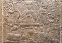 Cegła z grobowca w Qingbaixiang (Wschodnia dynastia Han ). Bogini siedzi na tronie utworzonym ze smoka i tygrysa