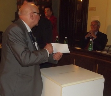 Tak wygląda tajne głosowanie w Nowym Sączu w spawie odwołania przewodniczącego Rady Miasta, siedzącego na zdjęciu Wituszyńskiego