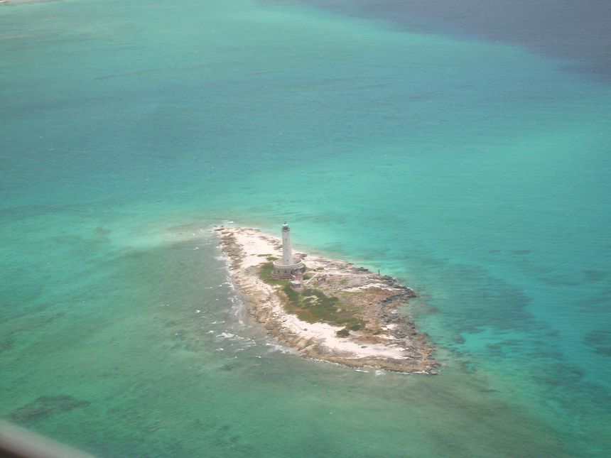 Latarnia morska na Pittstown Point, Crooked Island, Bahama. Zbudowana przez imperium brytyjskie, z dużym przekroczeniem budżetu