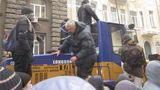 Korczyński, Szef Bractwa, kieruje atakiem buldożera na milicję