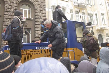 Korczyński, Szef Bractwa, kieruje atakiem buldożera na milicję