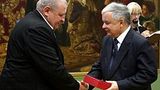 Prezydent RP Lech Kaczyński przekazuje Krzyż Komandorski z Gwiazdą Orderu Odrodzenia Polski, synowi Bohatera.