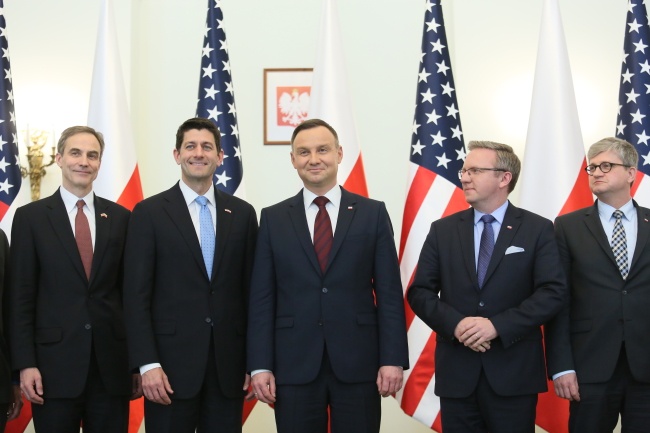 Ambasador USA Paul W. Jones na spotkaniu amerykańskich dyplomatów z prezydentem Andrzejem Dudą. fot.  	PAP/Leszek Szymański