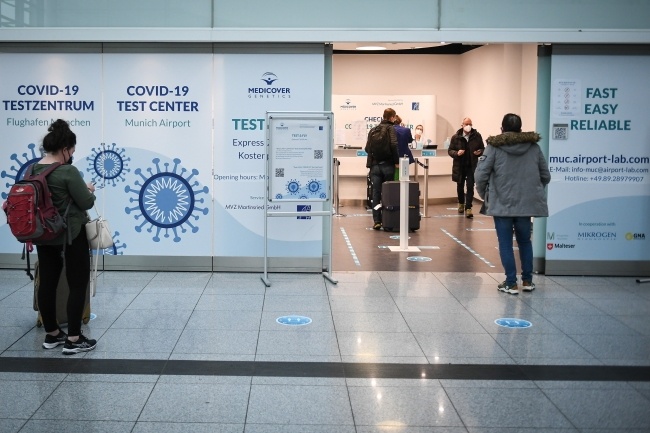 Punkt testowania na lotnisku w Monachium, fot.  	PAP/EPA/PHILIPP GUELLAND