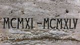 Daty wyryte na obelisku. Cmentarz żołnierzy włoskich we Wrocławiu - Cimitero Militare Italiano, 11 IX 2013 Foto: R. Pieńkowski