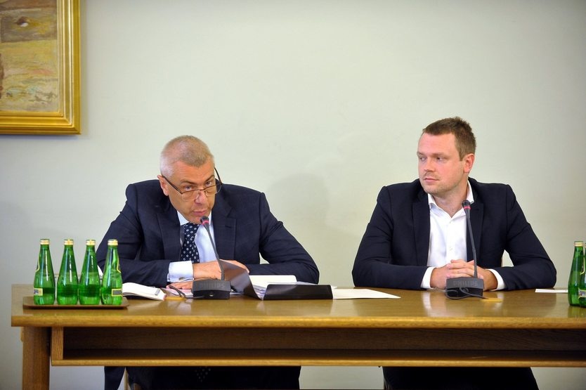 Michał Tusk (z prawej) na komisji śledczej ds. Amber Gold. Fot. PAP