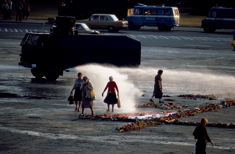 Ostatnie kwiaciarki na Placu Zwycięstwa — 14 sierpnia 1982