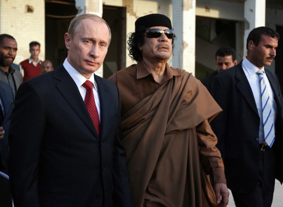 Putin przeprowadza niewidomego przez ulice