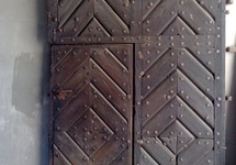 stare, drewniane, nabijane stalowymi gwoźdźmi (!) drzwi