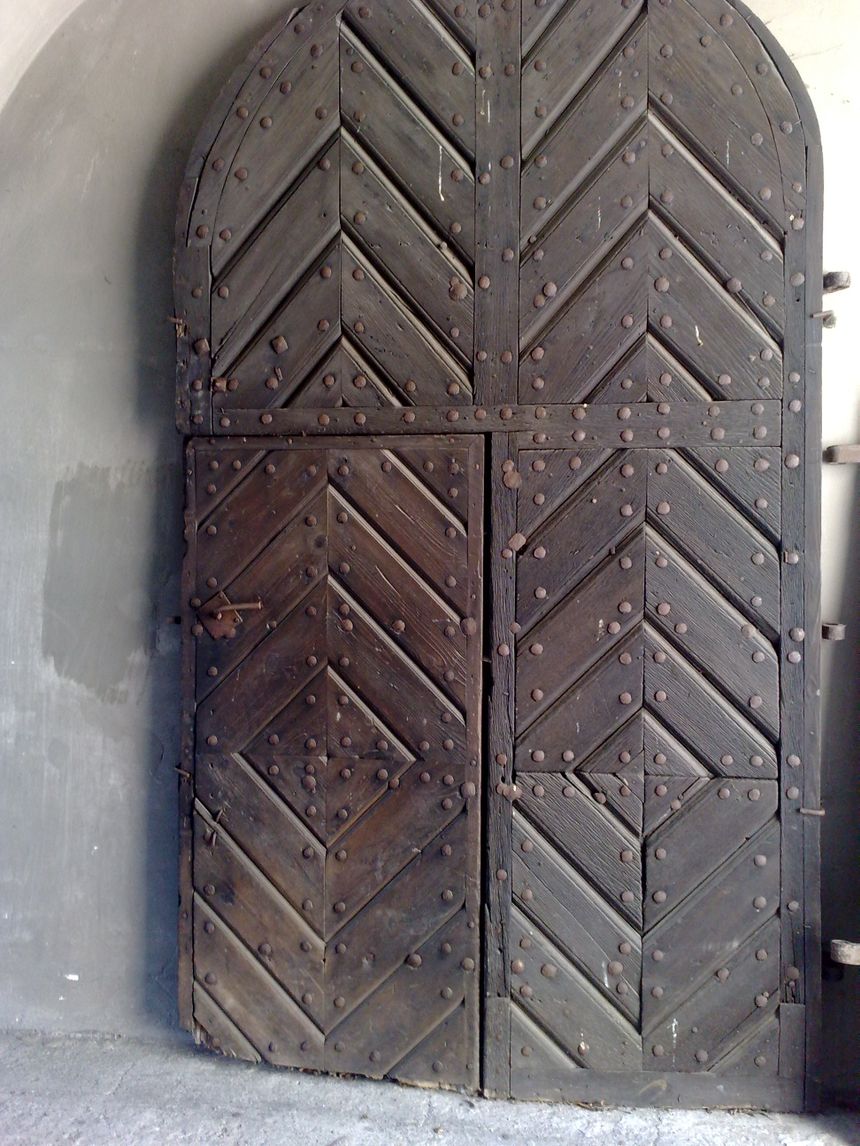 stare, drewniane, nabijane stalowymi gwoźdźmi (!) drzwi