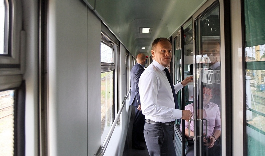 Donald Tusk w pociągu, zdj. archiwalne z 2012 r.; fot. Flickr/KPRM
