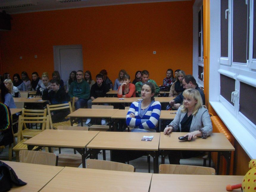 Uczniowie i nauczyciele II Liceum Ogólnokształcącego w Lubinie.
