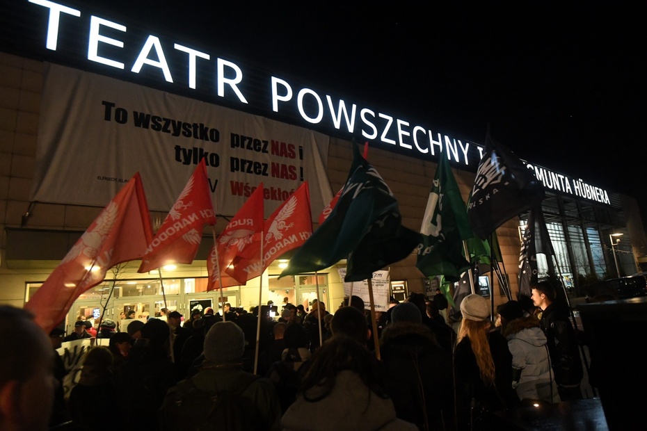Pikieta pod Teatrem Powszechnym, fot. PAP/Bartłomiej Zborowski